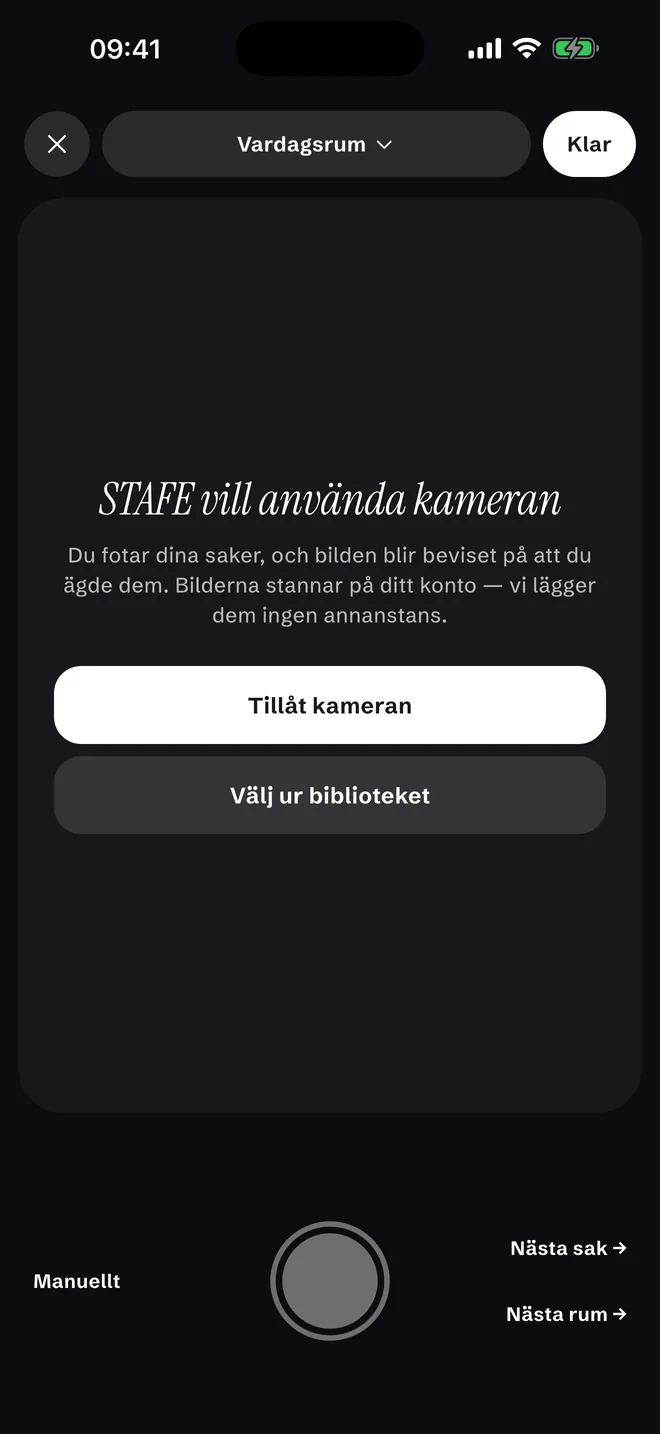 Kameran i appen: rummet står överst, och texten förklarar att bilden blir beviset på att du ägde saken och att bilderna stannar på ditt konto. Nederst finns Nästa sak och Nästa rum.