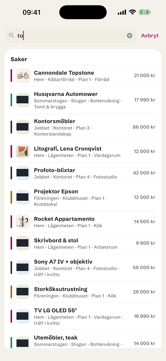 Sökningen i appen: två bokstäver ger fjorton träffar i gruppen Saker, där varje rad visar sakens bild, namn, värde och adressen plats, byggnad, våningsplan och rum. Två av raderna är markerade med träff i kvitto.