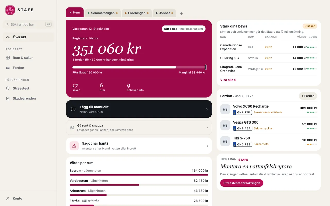 STAFE på datorn: sidokolumn med sökruta och genvägen ⌘K, hero med registrerat lösöre och försäkringsbelopp, en tabell över saker som saknar kvitto, och fordonen med registreringsskyltar.